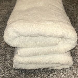 NWOT Plush White Bath Towel - Soft Cotton Bath Linen